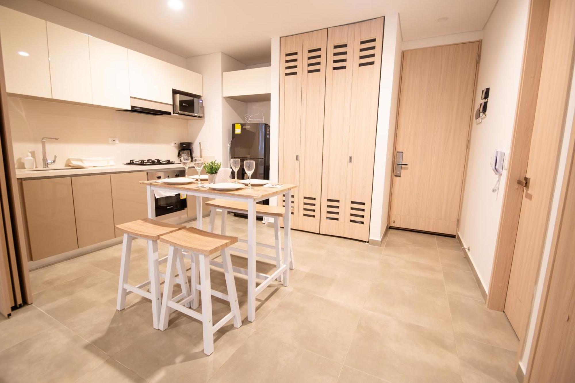 Beachside Bliss: Salguero Apartment *